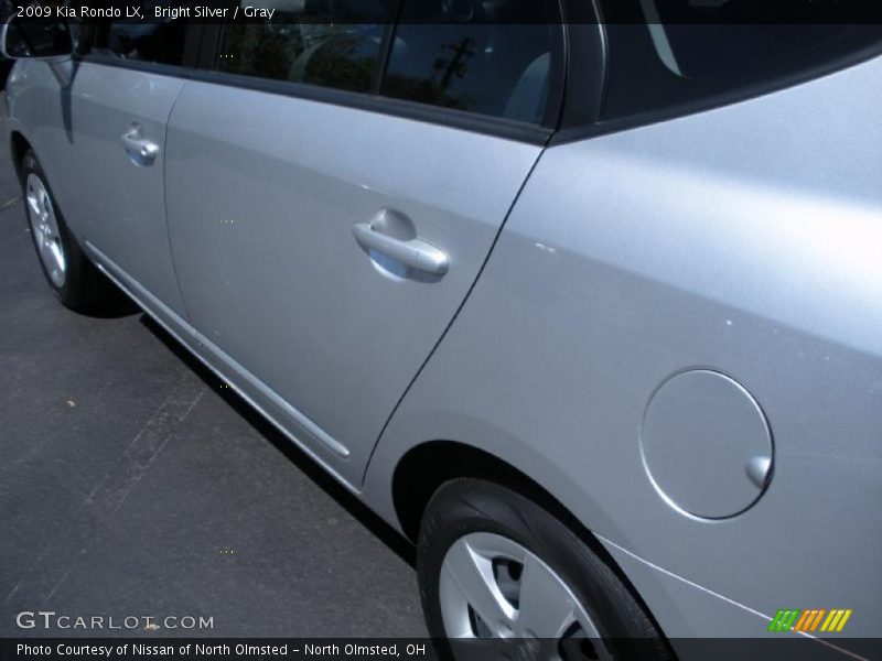 Bright Silver / Gray 2009 Kia Rondo LX