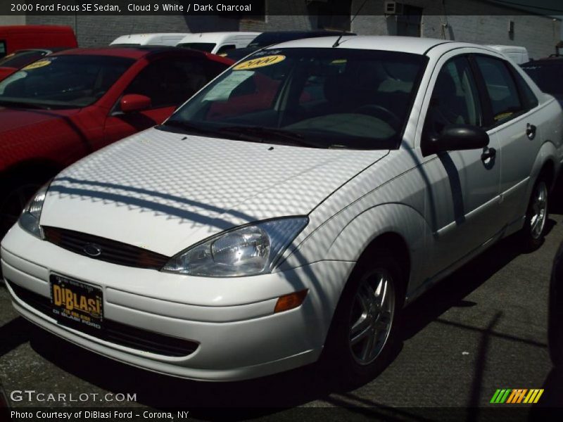 Cloud 9 White / Dark Charcoal 2000 Ford Focus SE Sedan