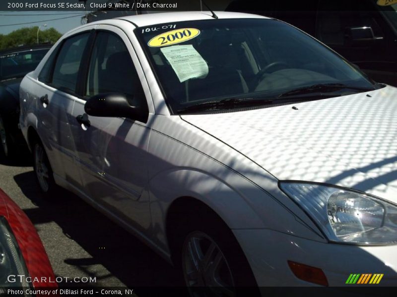 Cloud 9 White / Dark Charcoal 2000 Ford Focus SE Sedan