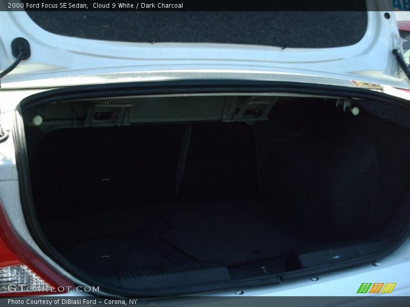 Cloud 9 White / Dark Charcoal 2000 Ford Focus SE Sedan