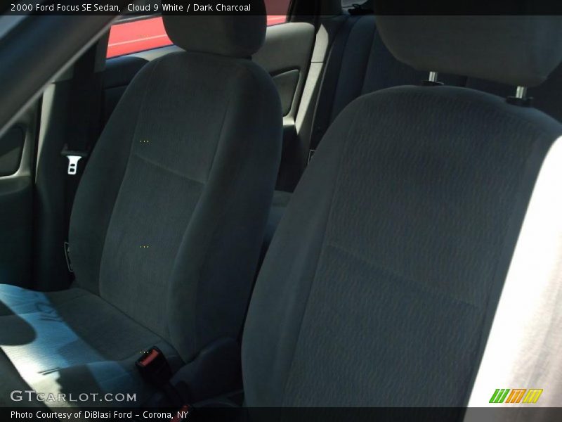 Cloud 9 White / Dark Charcoal 2000 Ford Focus SE Sedan