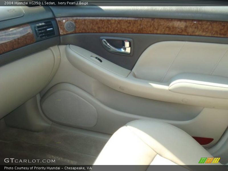 Ivory Pearl / Beige 2004 Hyundai XG350 L Sedan