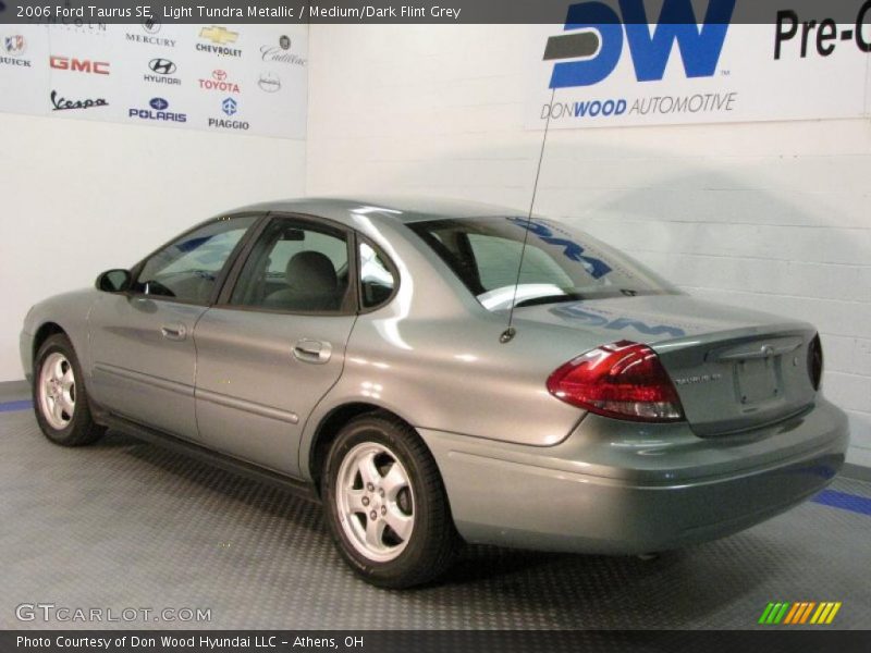 Light Tundra Metallic / Medium/Dark Flint Grey 2006 Ford Taurus SE