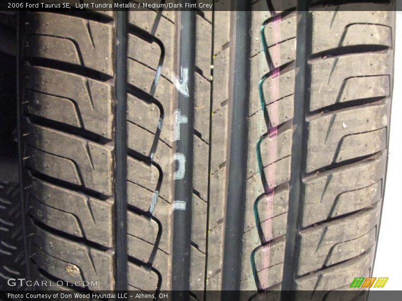 Light Tundra Metallic / Medium/Dark Flint Grey 2006 Ford Taurus SE