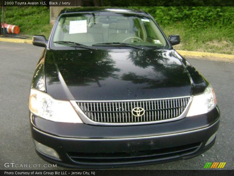 Black / Ivory 2000 Toyota Avalon XLS