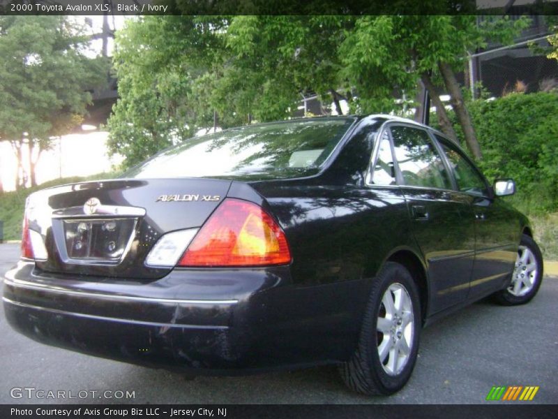 Black / Ivory 2000 Toyota Avalon XLS