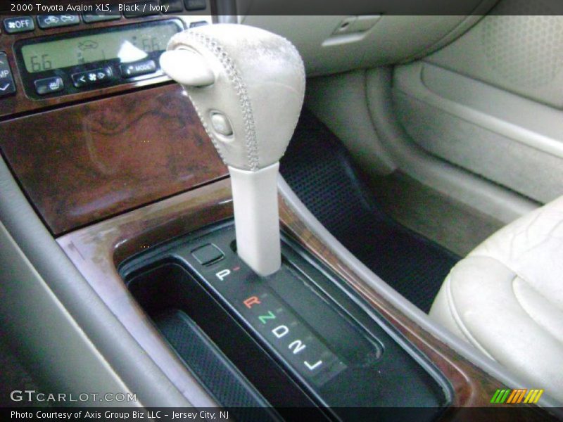 Black / Ivory 2000 Toyota Avalon XLS