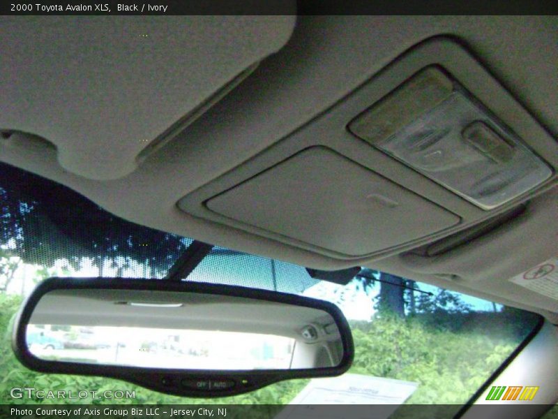 Black / Ivory 2000 Toyota Avalon XLS