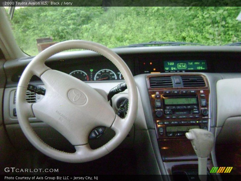 Black / Ivory 2000 Toyota Avalon XLS