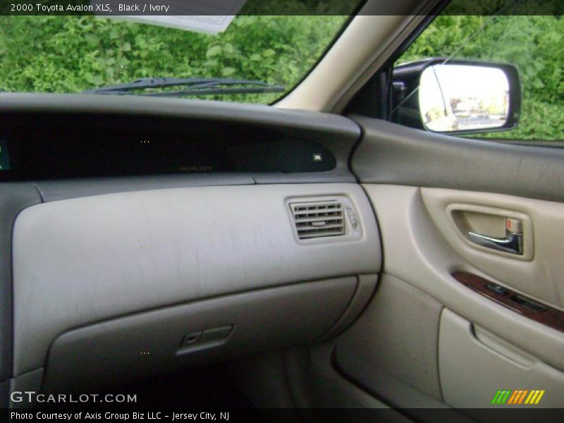 Black / Ivory 2000 Toyota Avalon XLS