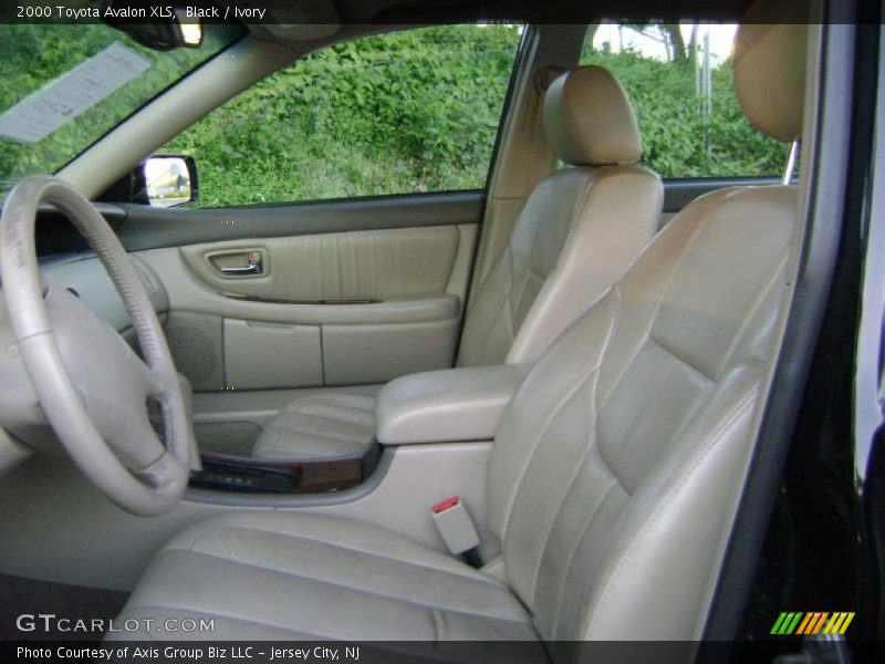 Black / Ivory 2000 Toyota Avalon XLS