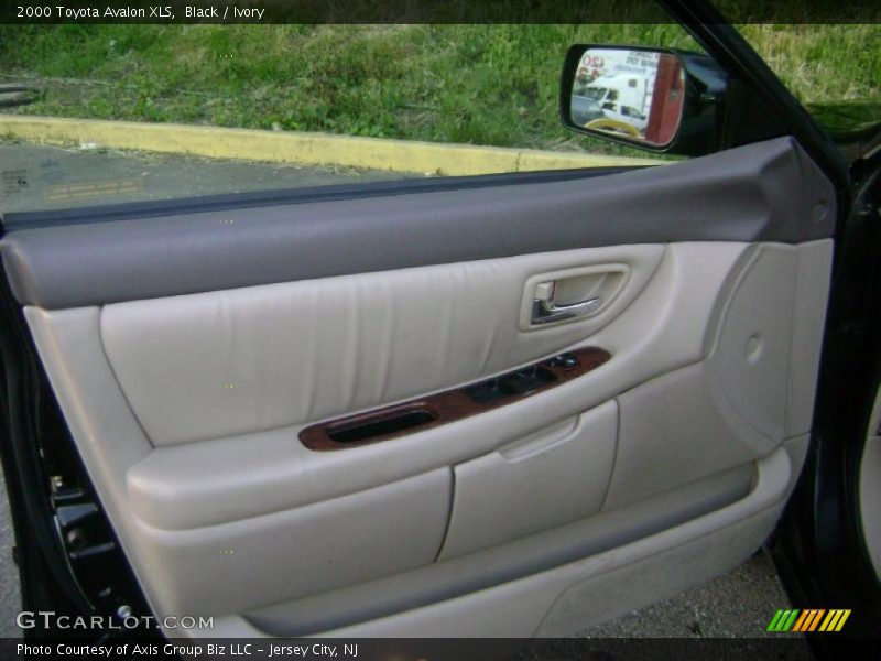 Black / Ivory 2000 Toyota Avalon XLS