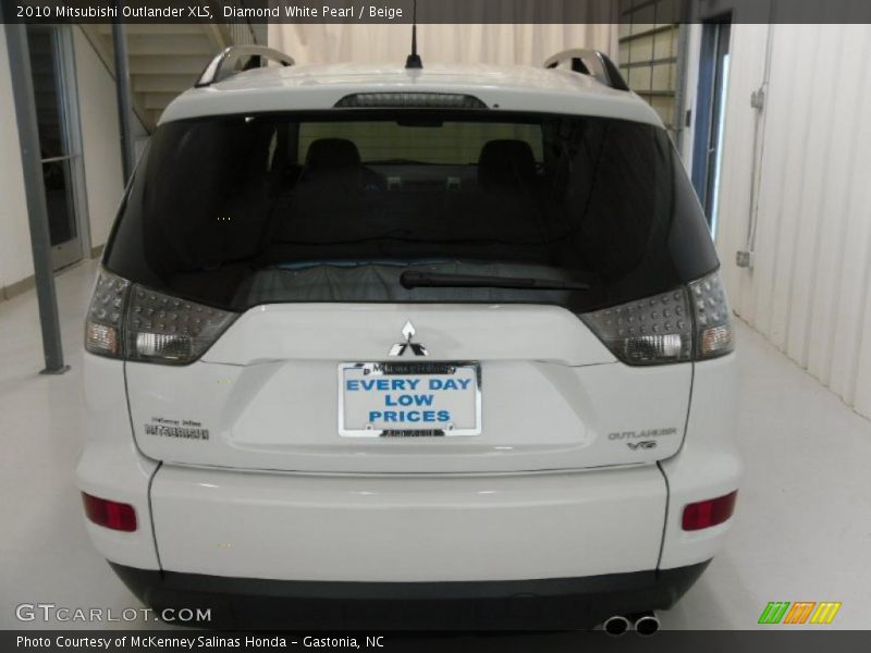 Diamond White Pearl / Beige 2010 Mitsubishi Outlander XLS