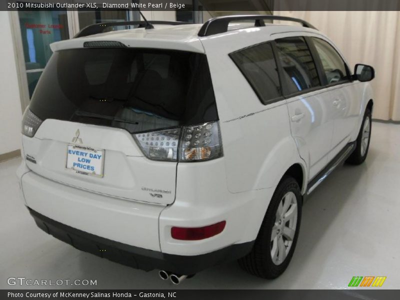 Diamond White Pearl / Beige 2010 Mitsubishi Outlander XLS