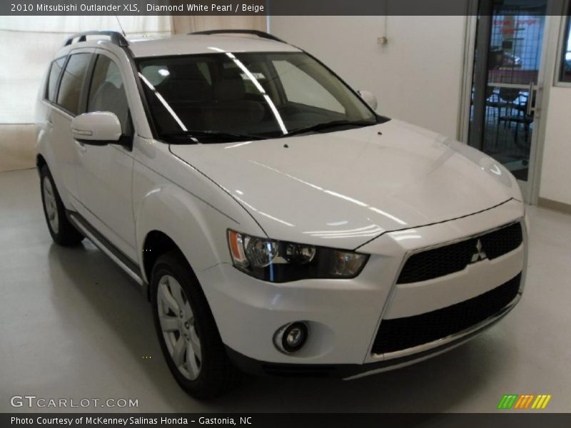 Diamond White Pearl / Beige 2010 Mitsubishi Outlander XLS