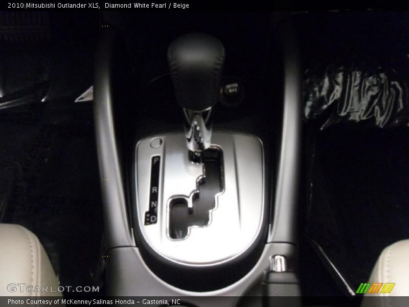 Diamond White Pearl / Beige 2010 Mitsubishi Outlander XLS