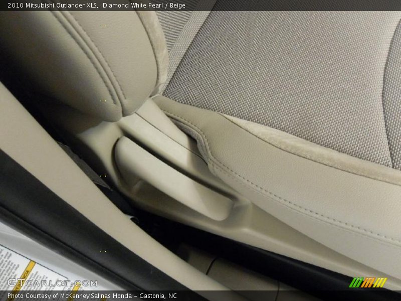 Diamond White Pearl / Beige 2010 Mitsubishi Outlander XLS