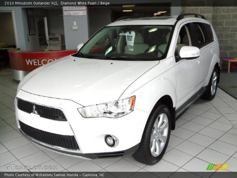 Diamond White Pearl / Beige 2010 Mitsubishi Outlander XLS