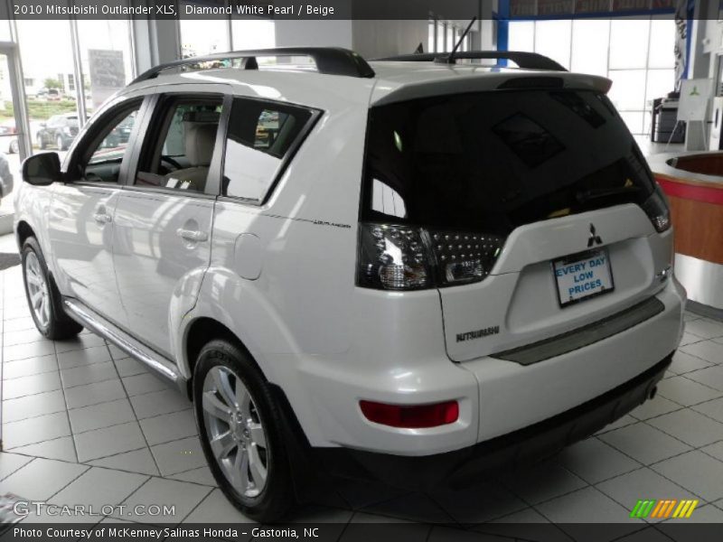 Diamond White Pearl / Beige 2010 Mitsubishi Outlander XLS
