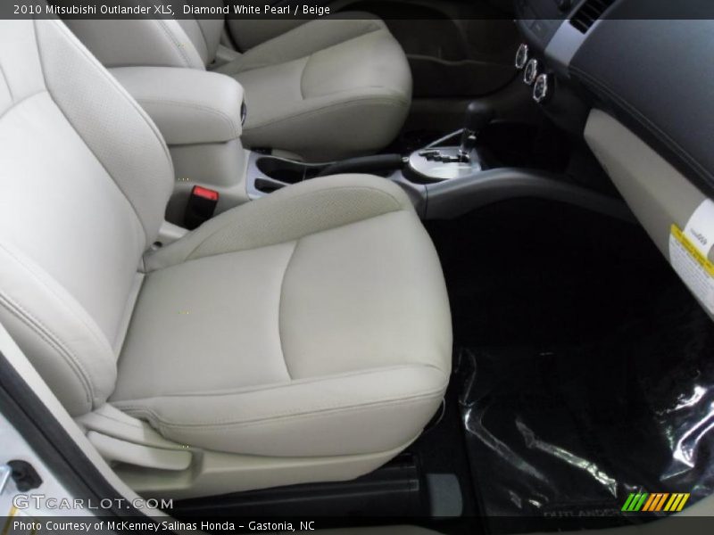 Diamond White Pearl / Beige 2010 Mitsubishi Outlander XLS