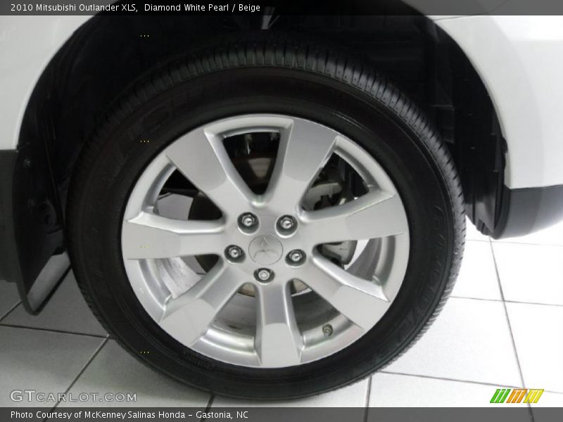 Diamond White Pearl / Beige 2010 Mitsubishi Outlander XLS