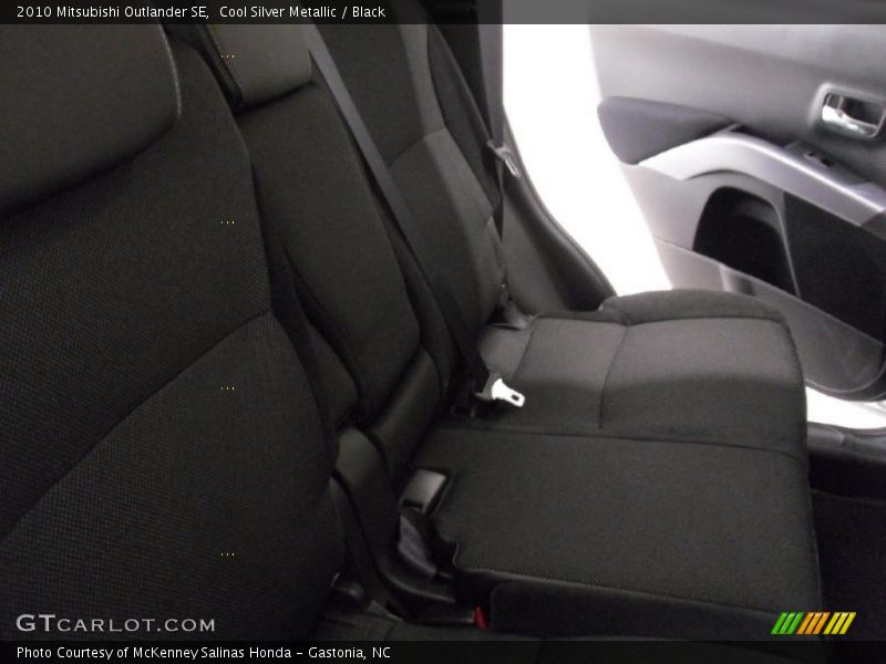 Cool Silver Metallic / Black 2010 Mitsubishi Outlander SE