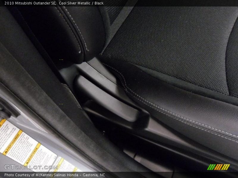 Cool Silver Metallic / Black 2010 Mitsubishi Outlander SE