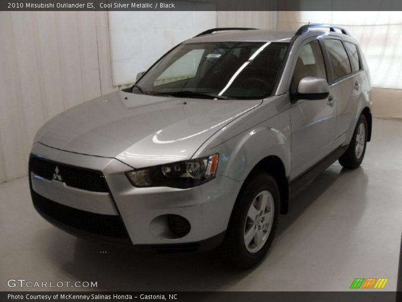 Cool Silver Metallic / Black 2010 Mitsubishi Outlander ES