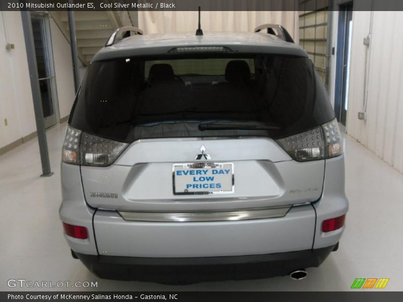 Cool Silver Metallic / Black 2010 Mitsubishi Outlander ES