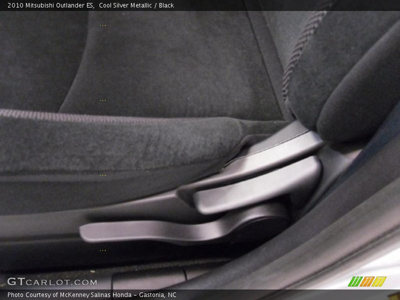 Cool Silver Metallic / Black 2010 Mitsubishi Outlander ES