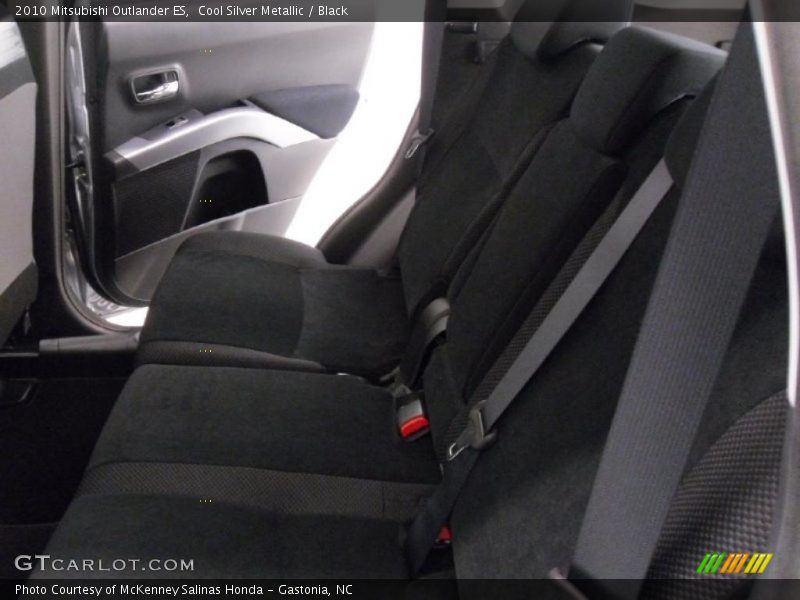 Cool Silver Metallic / Black 2010 Mitsubishi Outlander ES