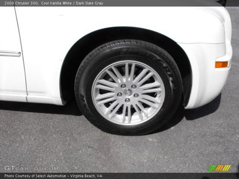 Cool Vanilla White / Dark Slate Gray 2009 Chrysler 300
