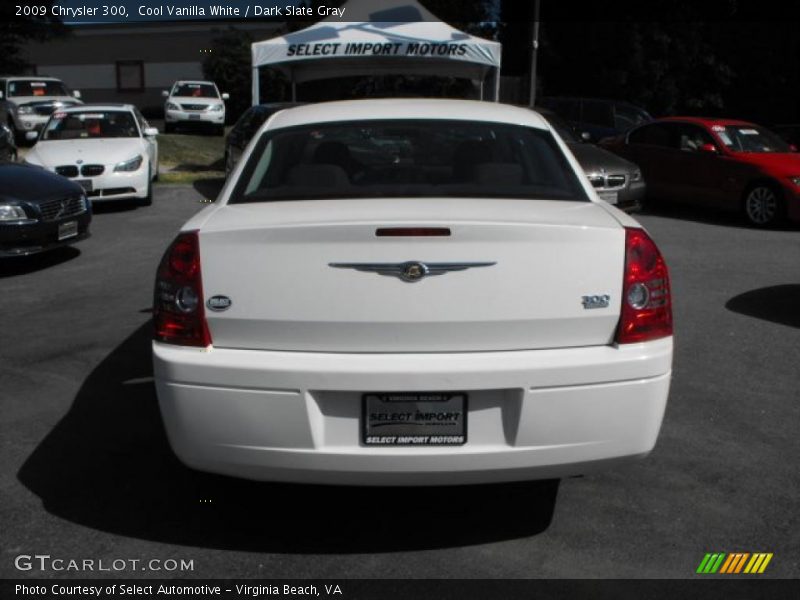 Cool Vanilla White / Dark Slate Gray 2009 Chrysler 300