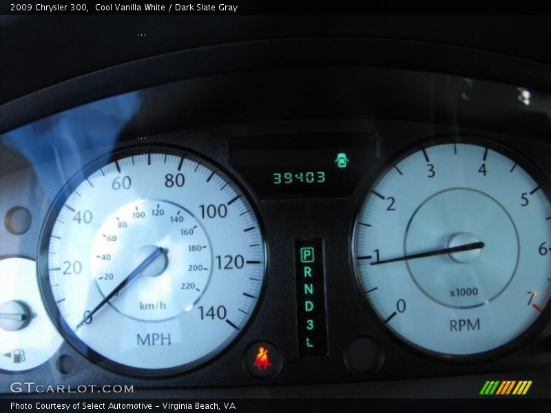 Cool Vanilla White / Dark Slate Gray 2009 Chrysler 300