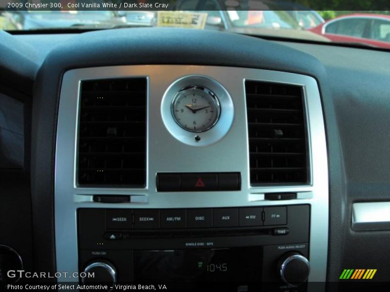 Cool Vanilla White / Dark Slate Gray 2009 Chrysler 300