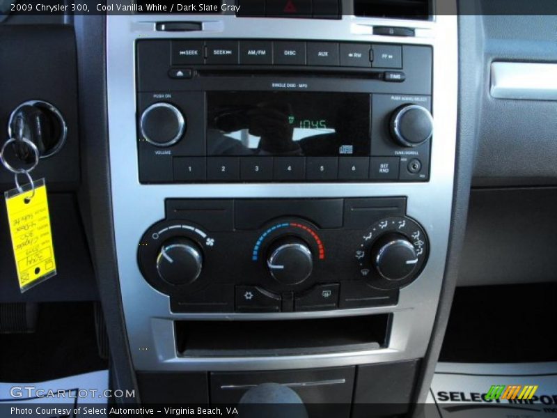 Cool Vanilla White / Dark Slate Gray 2009 Chrysler 300