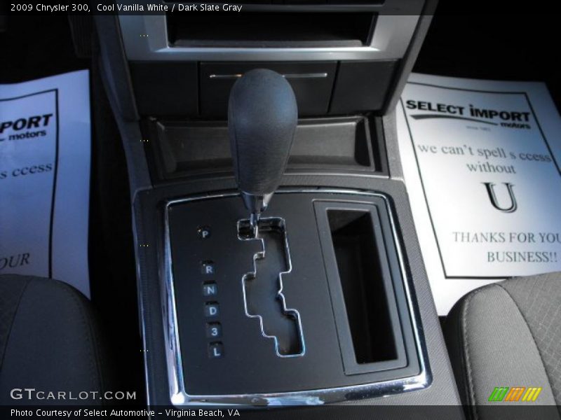 Cool Vanilla White / Dark Slate Gray 2009 Chrysler 300