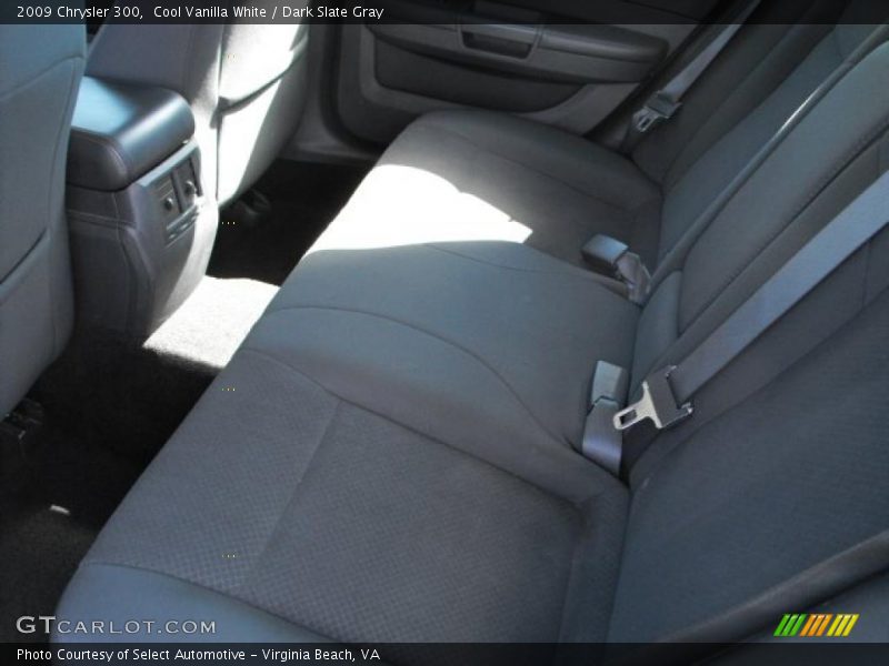 Cool Vanilla White / Dark Slate Gray 2009 Chrysler 300