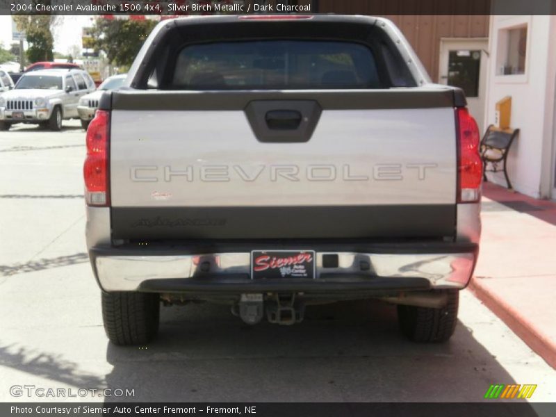 Silver Birch Metallic / Dark Charcoal 2004 Chevrolet Avalanche 1500 4x4