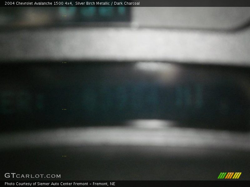 Silver Birch Metallic / Dark Charcoal 2004 Chevrolet Avalanche 1500 4x4
