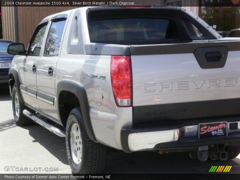 Silver Birch Metallic / Dark Charcoal 2004 Chevrolet Avalanche 1500 4x4