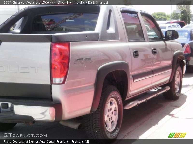 Silver Birch Metallic / Dark Charcoal 2004 Chevrolet Avalanche 1500 4x4