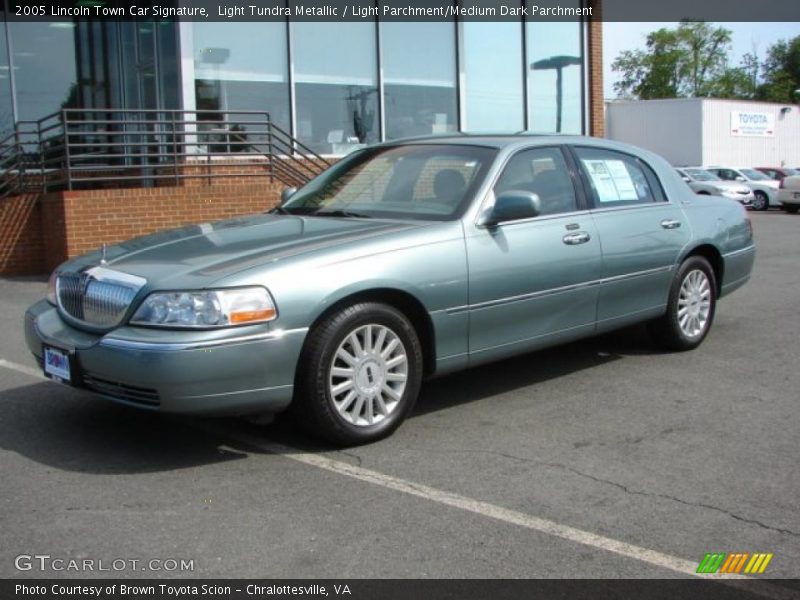 Light Tundra Metallic / Light Parchment/Medium Dark Parchment 2005 Lincoln Town Car Signature