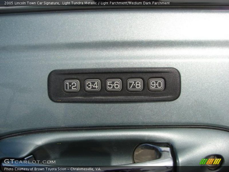 Light Tundra Metallic / Light Parchment/Medium Dark Parchment 2005 Lincoln Town Car Signature