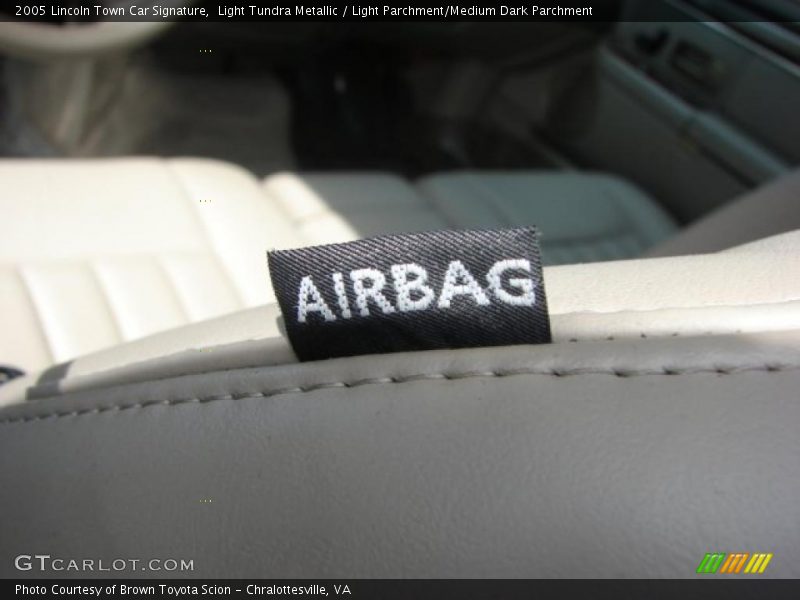 Light Tundra Metallic / Light Parchment/Medium Dark Parchment 2005 Lincoln Town Car Signature
