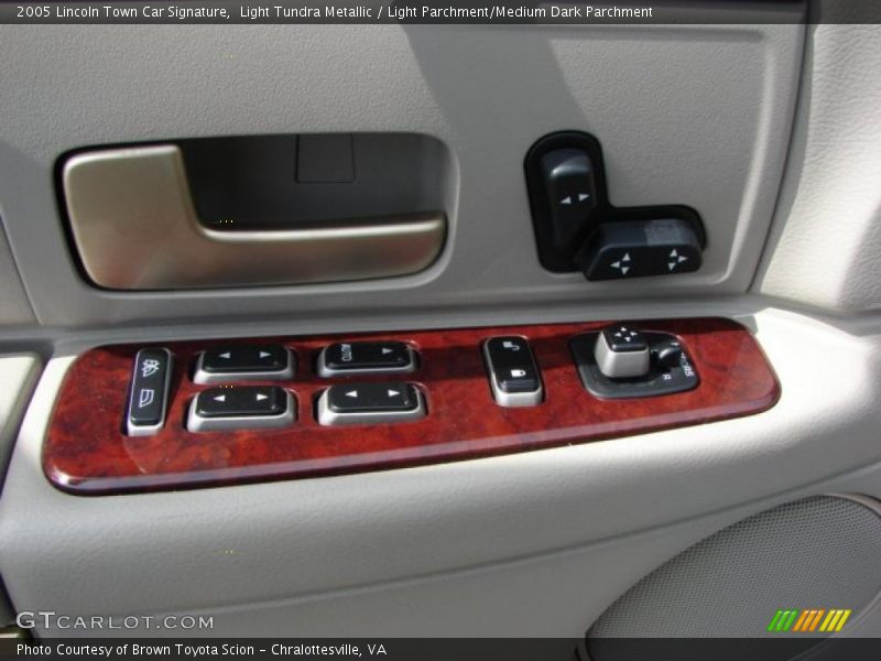 Light Tundra Metallic / Light Parchment/Medium Dark Parchment 2005 Lincoln Town Car Signature