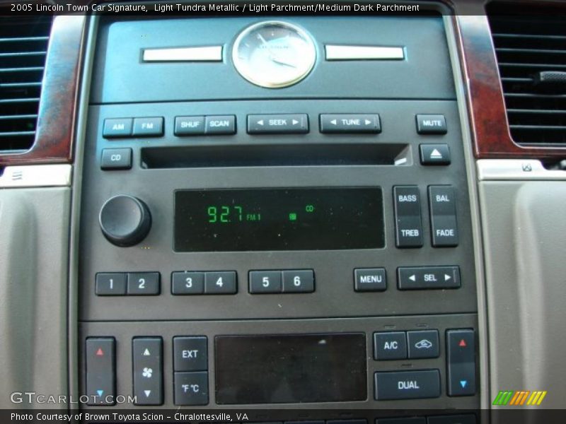 Light Tundra Metallic / Light Parchment/Medium Dark Parchment 2005 Lincoln Town Car Signature