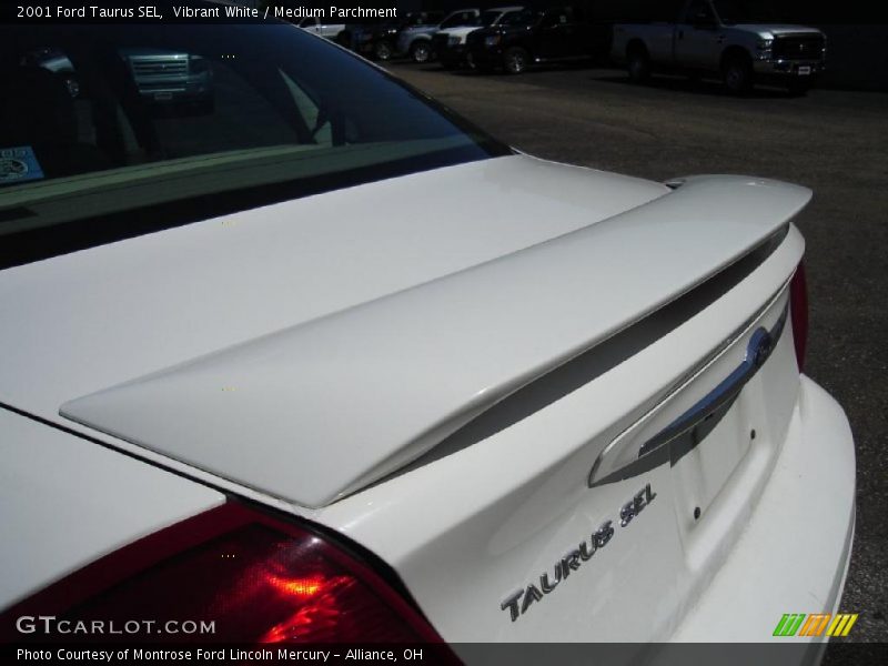 Vibrant White / Medium Parchment 2001 Ford Taurus SEL