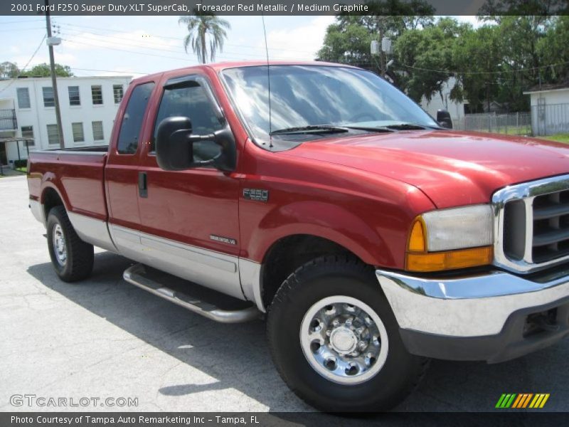 Toreador Red Metallic / Medium Graphite 2001 Ford F250 Super Duty XLT SuperCab