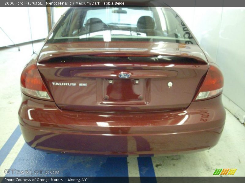 Merlot Metallic / Medium/Dark Pebble Beige 2006 Ford Taurus SE